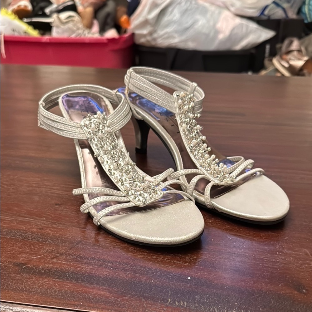 New York Transit silver beaded accents kitten heels size 8.5